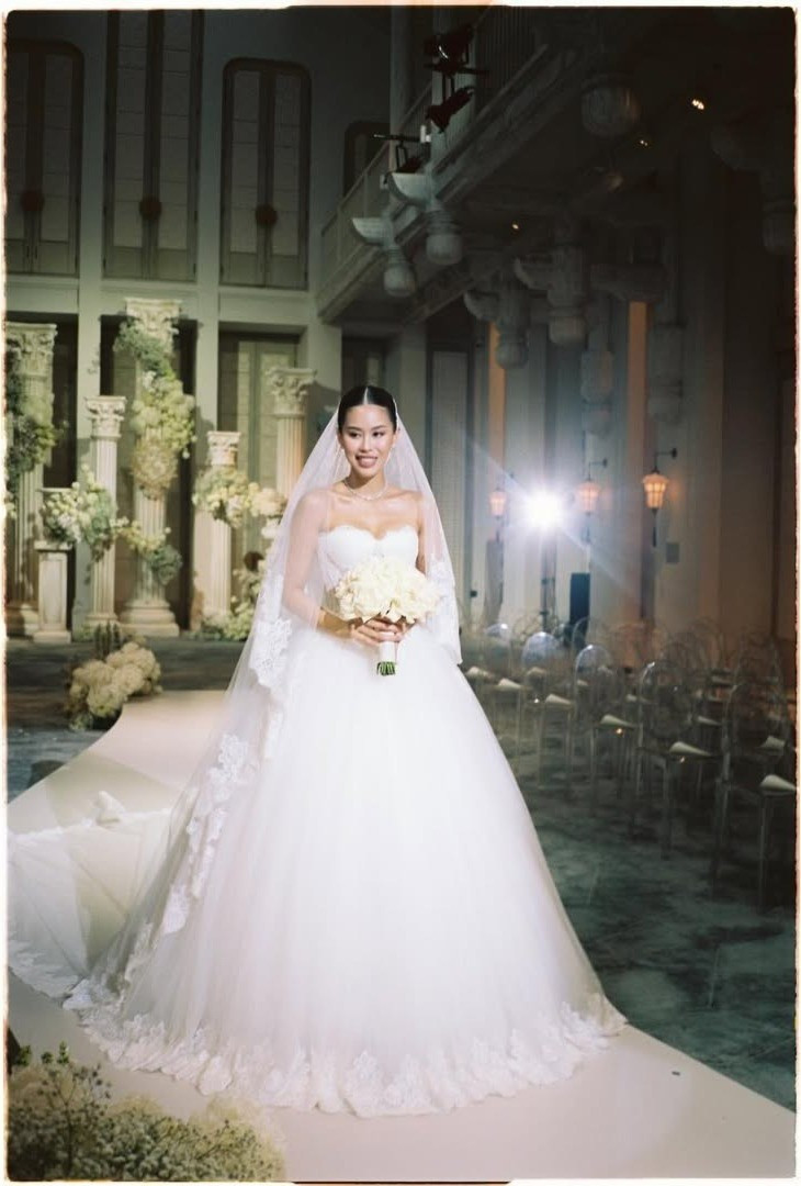 Trong loạt ảnh được chia sẻ, Tiên Nguyễn xuất hiện với thần thái trầm lắng, sang trọng, khác hẳn hình ảnh năng động thường ngày. Tone màu film nâu – xám mang hơi hướng vintage giúp bộ ảnh trở nên hoài niệm, tinh tế nhưng vẫn toát lên đẳng cấp của giới thượng lưu.