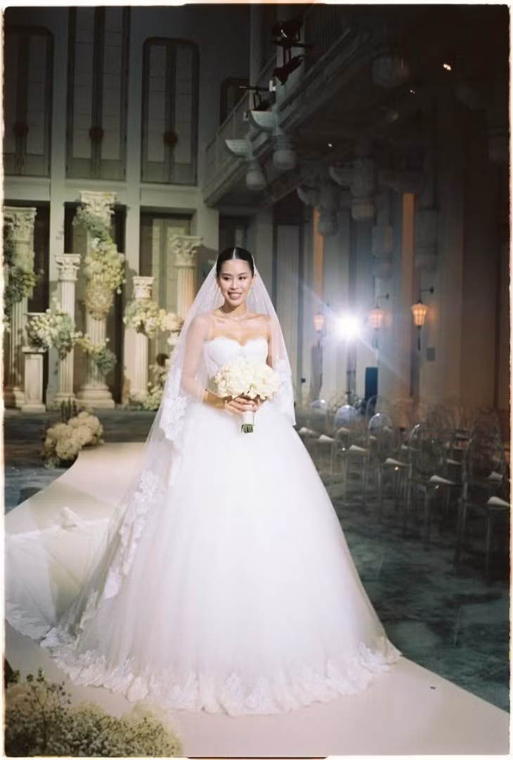 Trong loạt ảnh được chia sẻ, Tiên Nguyễn xuất hiện với thần thái trầm lắng, sang trọng, khác hẳn hình ảnh năng động thường ngày. Tone màu film nâu – xám mang hơi hướng vintage giúp bộ ảnh trở nên hoài niệm, tinh tế nhưng vẫn toát lên đẳng cấp của giới thượng lưu.