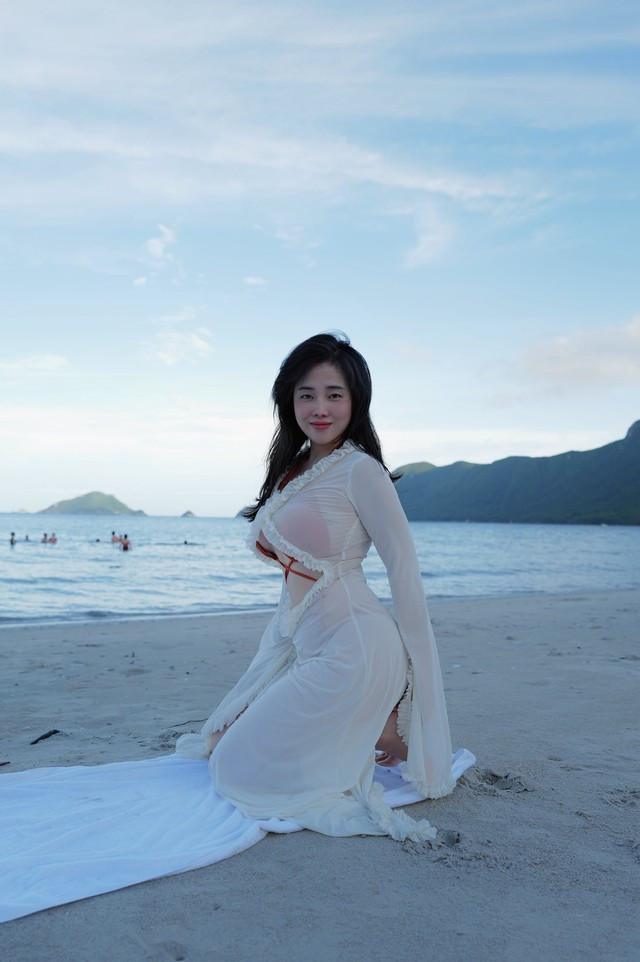 Chính phong cách độc đáo này đã giúp Hồng Trân được mệnh danh là nữ thần "tràn viền", khiến dân tình phải "rần rần" mỗi khi cô xuất hiện.