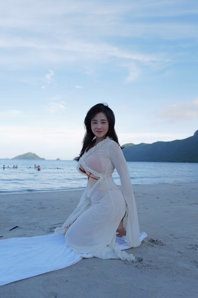 Chính phong cách độc đáo này đã giúp Hồng Trân được mệnh danh là nữ thần "tràn viền", khiến dân tình phải "rần rần" mỗi khi cô xuất hiện.