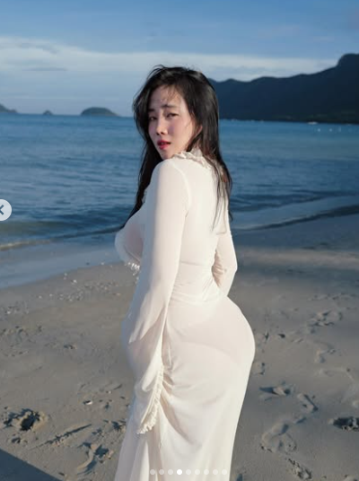 Khi mà các xu hướng "khoe dáng" nở rộ, Hồng Trân Naiverosie nổi lên như một hiện tượng đặc biệt. Cô không chọn cách lạm dụng trang phục hở hang hay bikini "thiếu vải" để gây chú ý, mà lại chinh phục cộng đồng mạng bằng sự tinh tế, duyên dáng trong việc "flex" vóc dáng gợi cảm của mình.