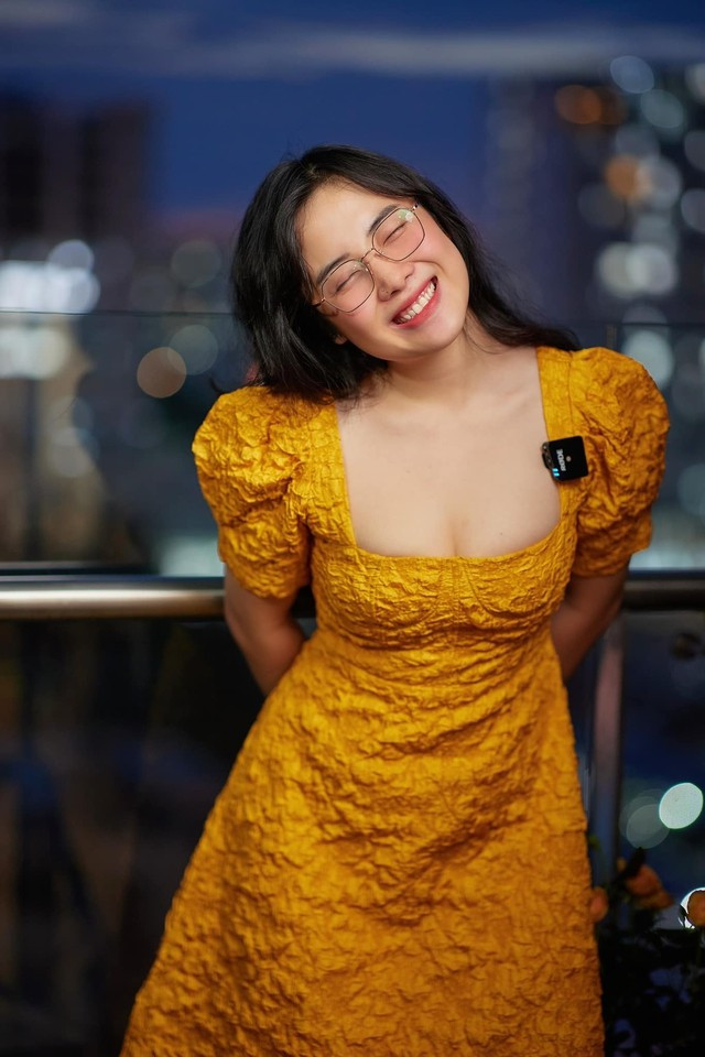 Vẻ đẹp hình thể của Hồng Trân được "tôn vinh" một cách tự nhiên, cuốn hút mà không hề gây cảm giác phô trương.