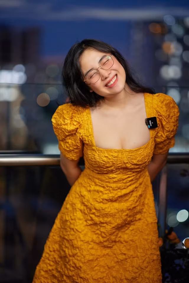 Vẻ đẹp hình thể của Hồng Trân được "tôn vinh" một cách tự nhiên, cuốn hút mà không hề gây cảm giác phô trương.