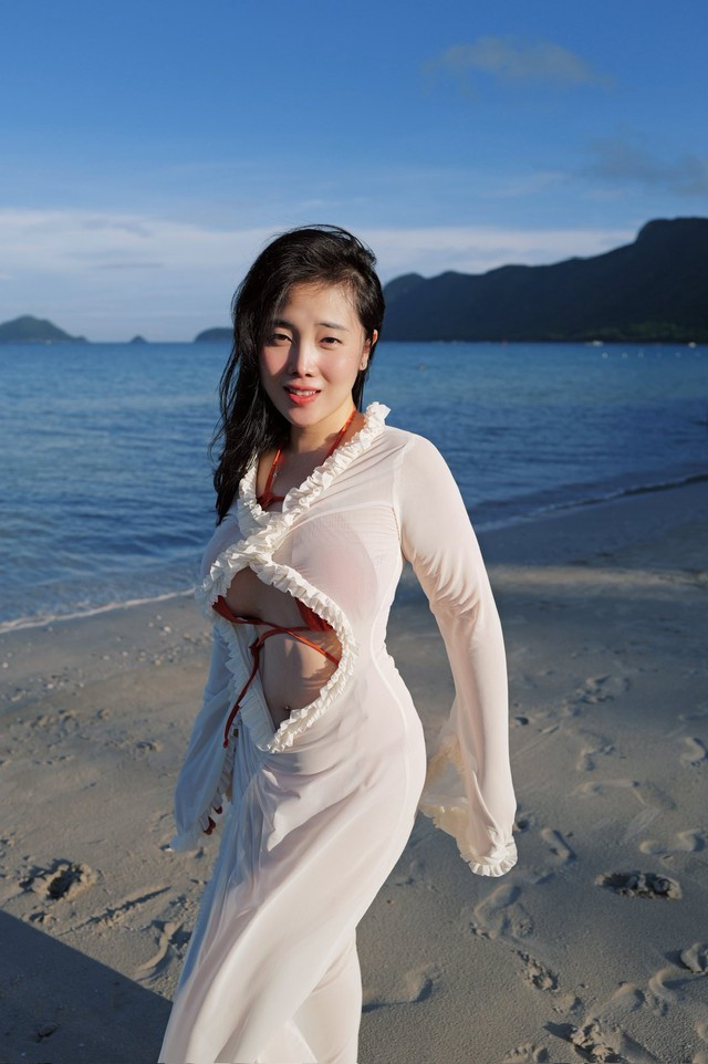 Với gương mặt xinh đẹp, nụ cười tươi tắn và vóc dáng quyến rũ, fan nam phải ngẩn ngơ trước vẻ đẹp quyến rũ của hot girl TikTok này.