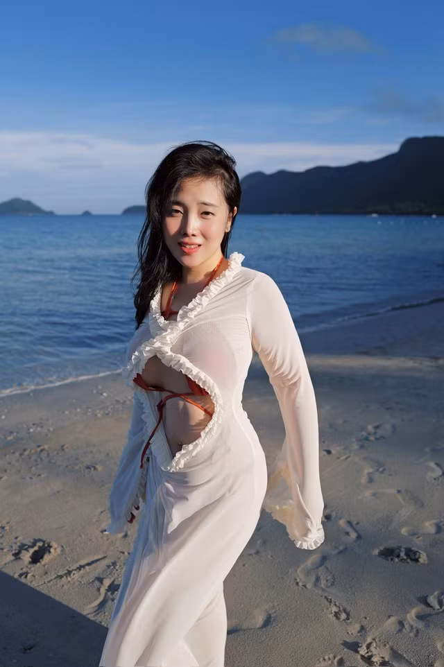 Với gương mặt xinh đẹp, nụ cười tươi tắn và vóc dáng quyến rũ, fan nam phải ngẩn ngơ trước vẻ đẹp quyến rũ của hot girl TikTok này.