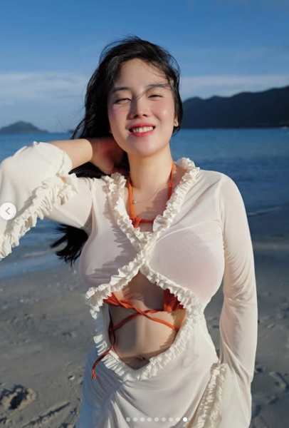 Hot TikToker Hồng Trân Naiverosie triệu người theo dõi được biết đến với nội dung chuyên về tư vấn tâm lý và tình cảm. Cô nàng thoải mái chia sẻ đầy tâm huyết những bí quyết, lời khuyên hữu ích về tình yêu, cách ứng xử trong các mối quan hệ gia đình và cuộc sống.