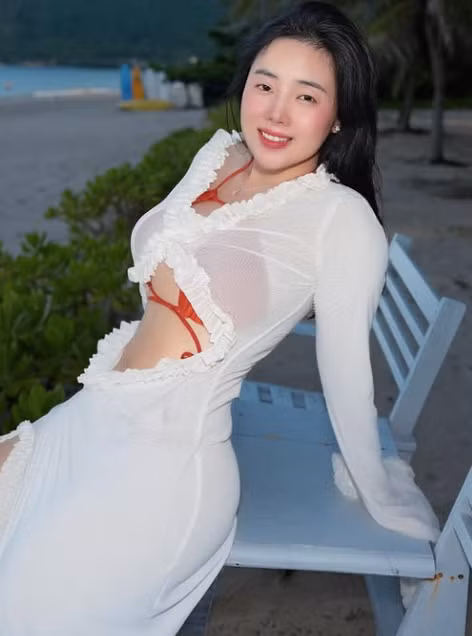 Bên cạnh đó, ngoại hình thu hút cũng là điểm cộng giúp Hồng Trân Naiverosie ghi dấu ấn.