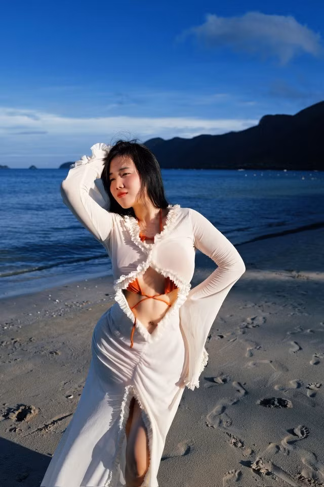 Có lần, chỉ cần tạo vài dáng cơ bản, Hồng Trân đã có thể khoe trọn vóc dáng gợi cảm, đường cong quyến rũ. Dù là hoa có chủ song người xem cũng không thể ngăn mình rung rinh trước loạt ảnh này.