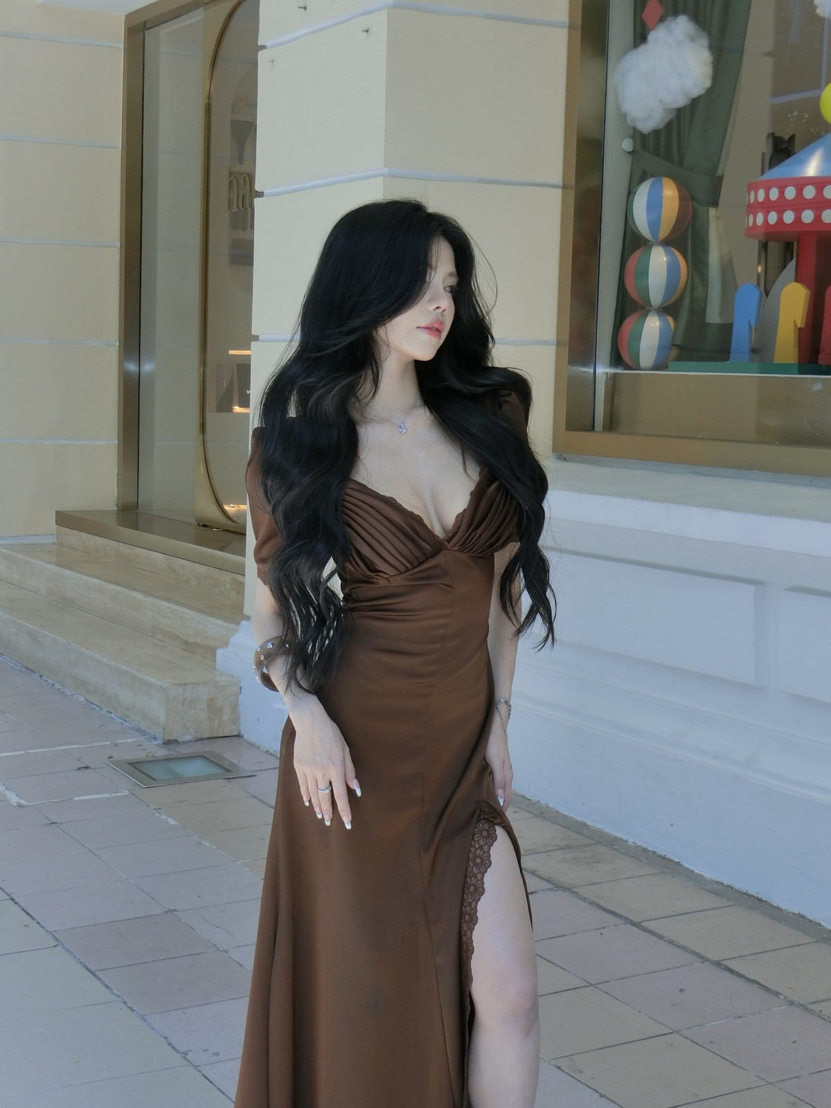 Mai Dora là gương mặt MC hàng đầu của giải đấu Vietnam Celestial Series (VCS - Liên Minh Huyền Thoại). Đầu năm 2026, cô gây chú ý khi tham gia dẫn dắt và giao lưu tại sự kiện fan meeting của đội tuyển T1 tại Việt Nam.