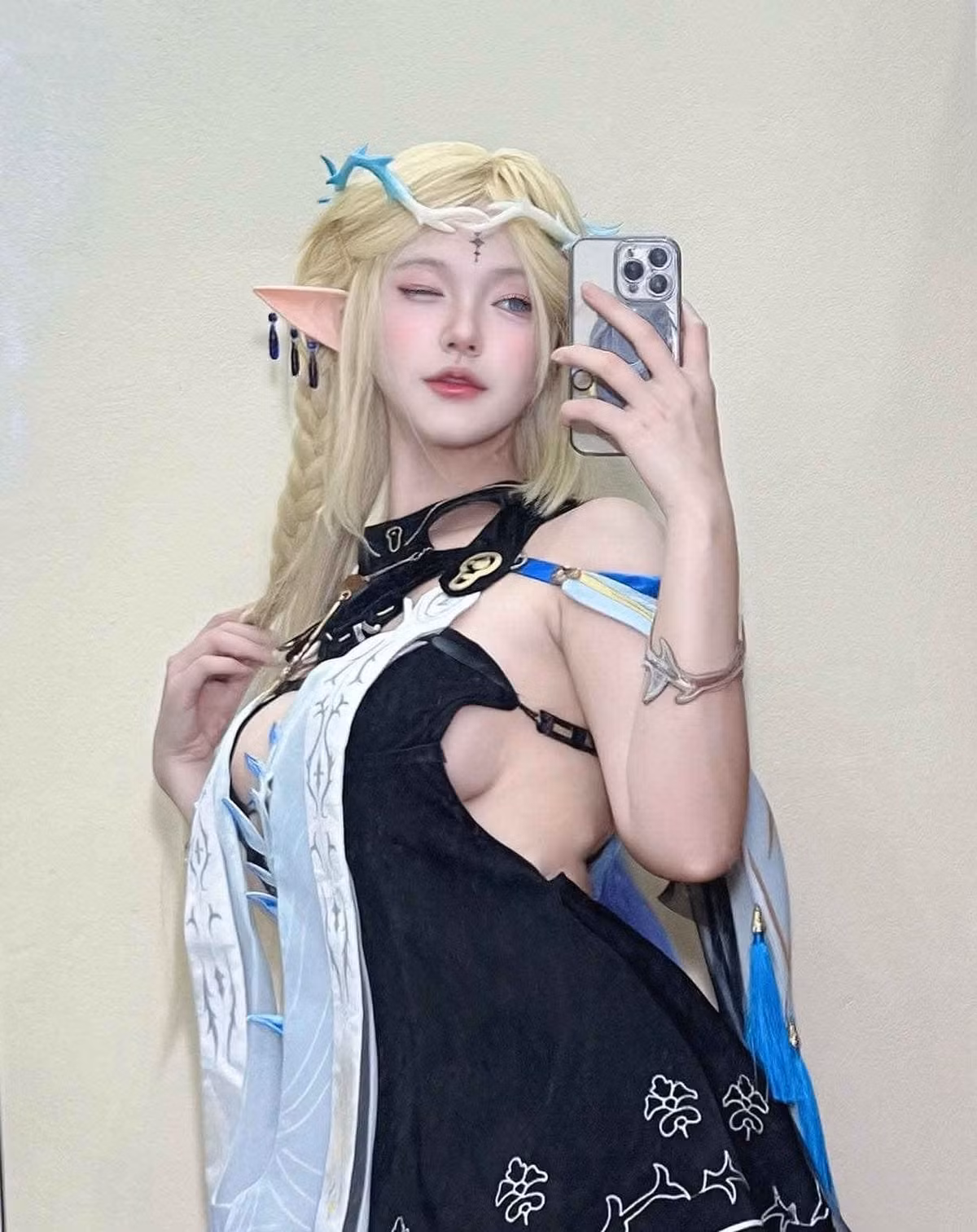 Gương mặt xinh đẹp, thần thái cuốn hút cùng với sự đầu tư kỹ lưỡng vào từng bộ trang phục, phụ kiện đã giúp cô nàng tỏa sáng rực rỡ.