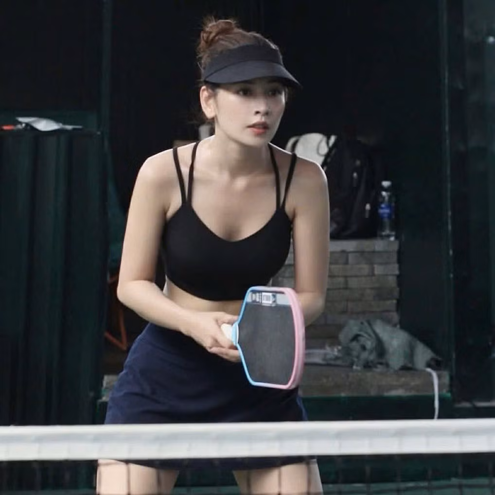 Đôi chân dài, thon và cực kỳ cân đối, tấm lưng trần với dây bra bắt chéo "sang - xịn - quyến rũ tuyệt đối, càng làm nổi bật vẻ đẹp của một trong những mỹ nhân hot nhất Vbiz.