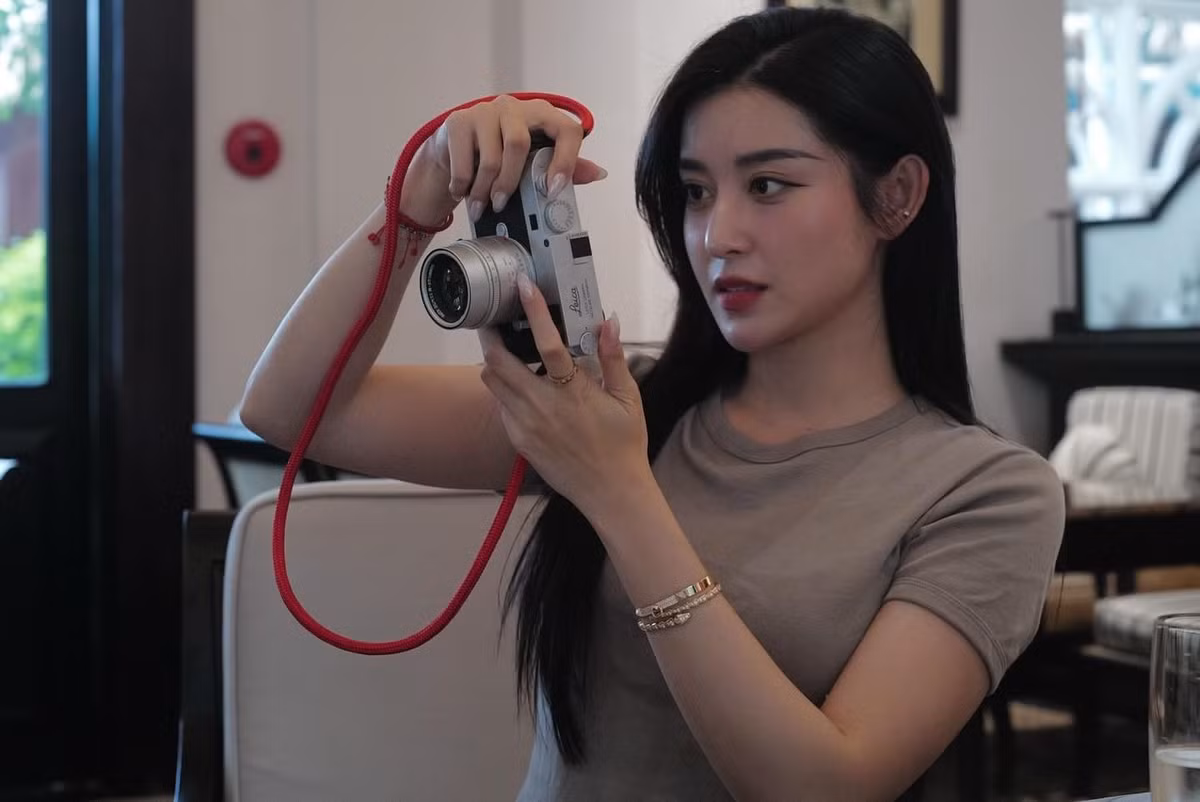 Huyền My là người đẹp Hà Thành xuất thân trong một gia đình khá giả và có nền kinh tế vững vàng. Mẹ ruột của nàng hậu là một chủ thẩm mỹ viện. Bà sẵn sàng gác lại công việc, chăm sóc và hỗ trợ con tối đa kể từ khi thi Hoa hậu Việt Nam 2014 đến lúc đã thành danh.