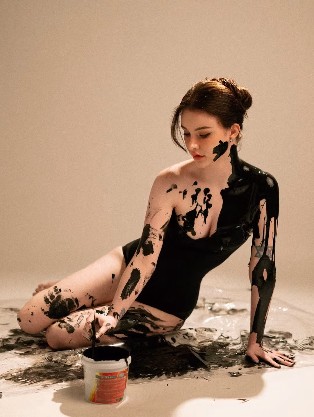 Không còn dừng lại ở vẻ đẹp tự nhiên, trong bộ ảnh lần này, Jessie Vard đã thử nghiệm phong cách bodypainting đầy nghệ thuật và quyến rũ, khiến người xem không khỏi ngỡ ngàng và thích thú.