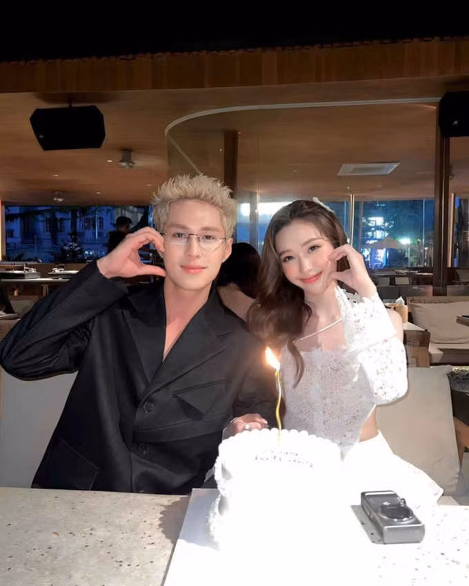 Trong khi đó, Otis Nhật Trường là trai đẹp tiếng tăm với 684.000 người theo dõi trên Facebook. Anh chàng được biết đến khi tham gia show hẹn hò và các dự án phim.