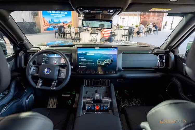 Bên ngoài, Nissan Terrano PHEV sở hữu ngoại hình đậm chất off-road với dáng xe cao lớn, phần đầu bề thế, cụm đèn LED và logo phát sáng. Xe còn được trang bị tấm ốp bảo vệ gầm, móc kéo và đèn phụ trợ chạy địa hình.