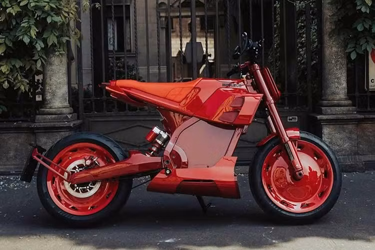 Phiên bản tiêu chuẩn DAB 1a Brabus sở hữu thiết kế tối giản với tông đen chủ đạo, nhiều chi tiết sợi carbon lộ thiên và yên bọc Alcantara. Xe sử dụng pin lithium-ion dung lượng 7,1 kWh, kết hợp mô-tơ điện đặt phía sau, cho công suất 31 mã lực và mô-men xoắn 395 Nm. Theo công bố, xe có thể đạt tốc độ tối đa khoảng 150 km/h và sạc từ 20-100% trong khoảng 3 giờ bằng nguồn điện dân dụng.