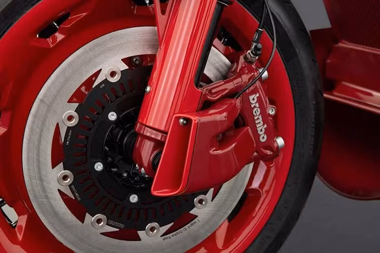 Mẫu xe máy điện Urban E từ 20.800 euro (tương đương 24.400 USD, khoảng 525 triệu đồng) và cuối cùng là Urban E First Edition lên tới 32.500 euro (tương đương 38.100 USD, khoảng 820 triệu đồng).