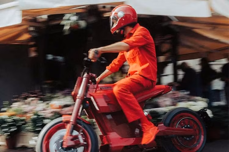 Với mức giá "siêu đắt" cho phiên bản cao cấp, mẫu xe máy điện này sẽ khiến nhiều người cho rằng Urban E First Edition của Brabus phù hợp hơn với nhóm khách hàng yêu thiết kế độc lạ và thương hiệu, hơn là tìm kiếm hiệu năng thuần túy.