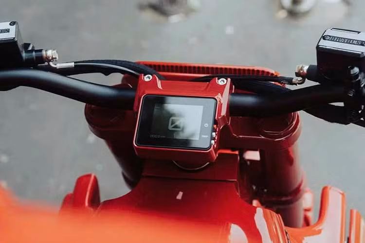 Ghi đông của xe máy điện Urban E kiểu supermoto cùng loạt công nghệ như khởi động không chìa, nhiều chế độ lái (Eco, Street, Sport, Nitrous, Reverse), hệ thống treo tùy chỉnh và phanh hiệu năng cao từ Brembo.