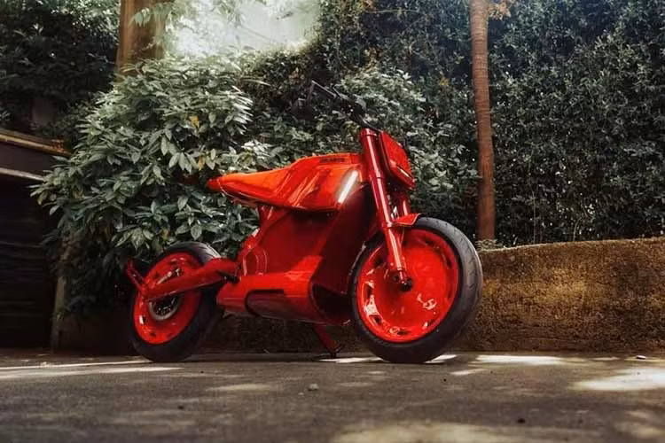 Brabus mới đây đã hợp tác với nhà sản xuất xe máy Pháp DAB để ra mắt 3 mẫu xe điện gồm DAB 1a Brabus, Brabus Urban E và Brabus Urban E First Edition. Cả ba đều phát triển dựa trên nền tảng DAB 1a, hướng đến nhu cầu di chuyển trong đô thị.