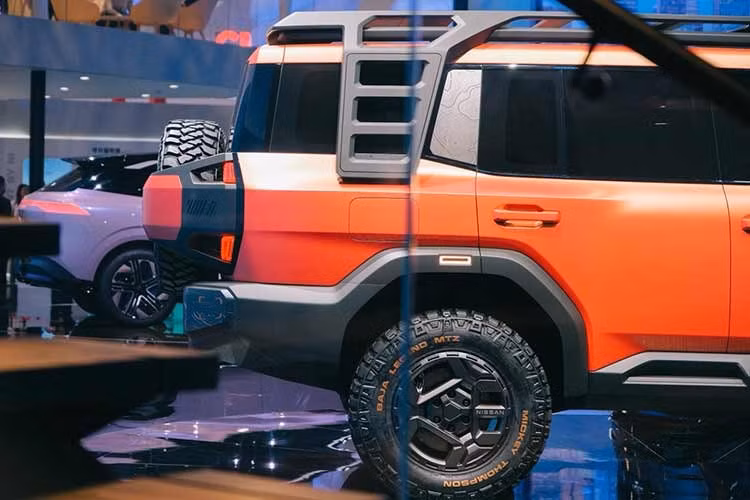 Do đó, mẫu xe SUV việt dã Nissan Terrano có thể sẽ dùng hệ truyền động hybrid sạc điện gồm máy xăng 4 xi-lanh, tăng áp, dung tích 1.5L, kết hợp cùng mô-tơ điện, cho tổng công suất 429 mã lực và mô-men xoắn cực đại 800 Nm.