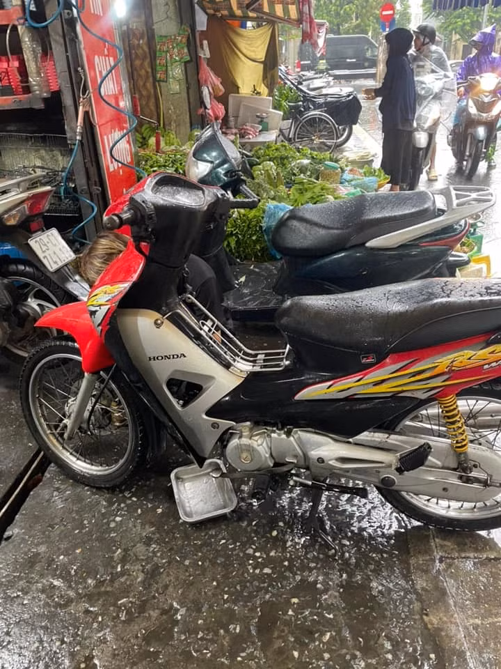 Những chiếc xe xếp hàng chờ được sửa chữa sáng ngày 26/8.