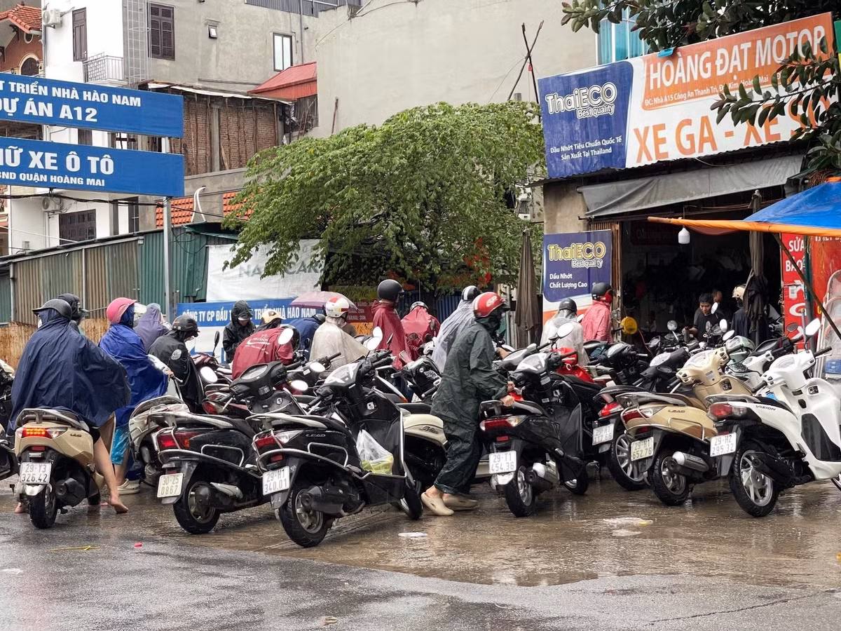 Tại các cửa hàng sửa chữa xe máy trên địa bàn thành phố Hà Nội, số lượng xe bị hư hỏng do ngập nước chờ đến lượt sửa chữa đã xếp đầy cửa hàng, một số xe phải xếp chờ ở vỉa hè.