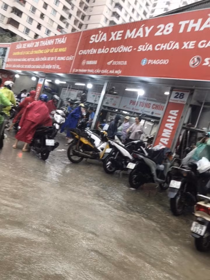 "Các trường hợp hỏng nhẹ thì phải thay dầu máy, bugi và vệ sinh buồng đốt, những trường hợp nặng hơn như hệ thống điện bị ảnh hưởng khiến mô tơ bộ đề dễ bị ẩm và gây chập điện, hay hư hại bình ắc quy dẫn đến bị ngắt mạchsẽ mất nhiều thời gian để sửa chữa hơn,” anh Cường cho biết.