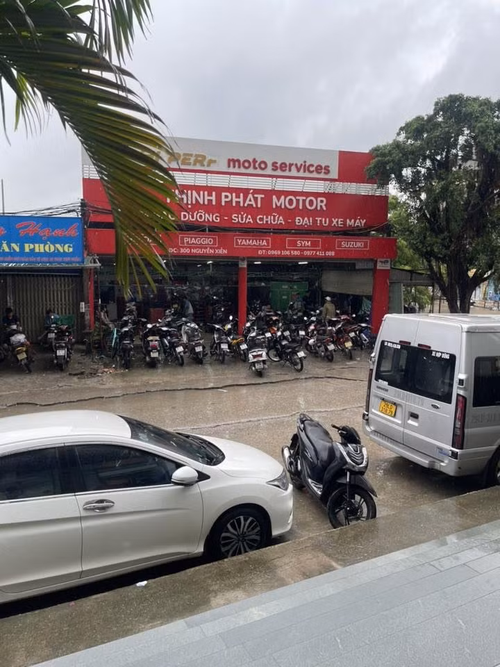 Anh Nguyễn Văn Cường nhân viên cửa hàng sửa xe tại Lê Văn Lương - Hà Nội cho biết sáng ngày 26/8, cửa hàng đã tiếp nhận sửa chữa hàng chục lượt xe máy hỏng do ngập trong nước.