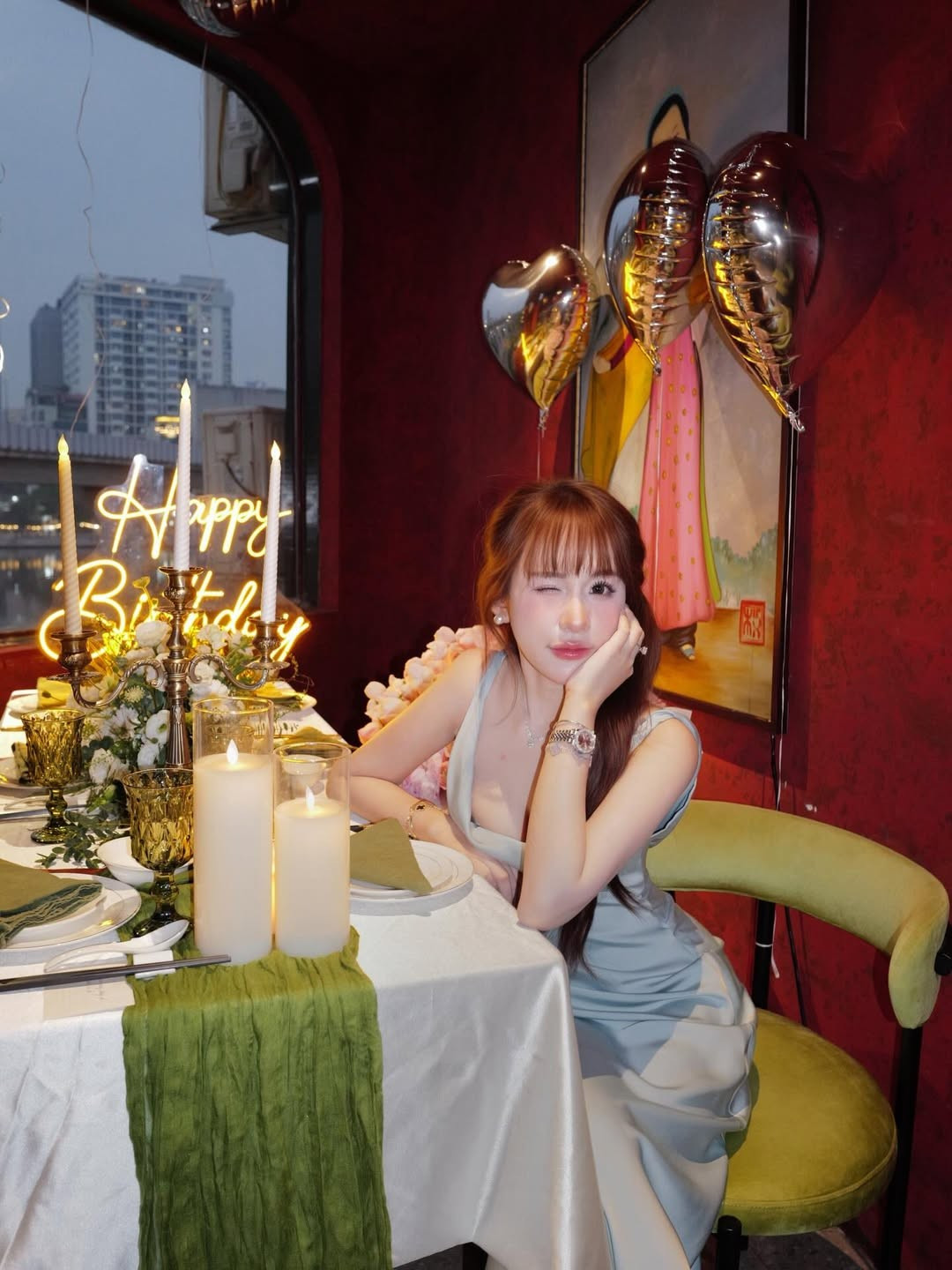 Không chỉ gây ấn tượng bởi gương mặt xinh đẹp, Lê Tuyết Anh còn khiến người xem khó rời mắt bởi vóc dáng thon gọn, săn chắc. Chiếc váy lụa thiết kế hai dây, phần lưng khoét sâu tinh tế giúp tôn lên bờ vai mảnh mai và đường cong quyến rũ, nhưng vẫn giữ được sự chừng mực, sang trọng.