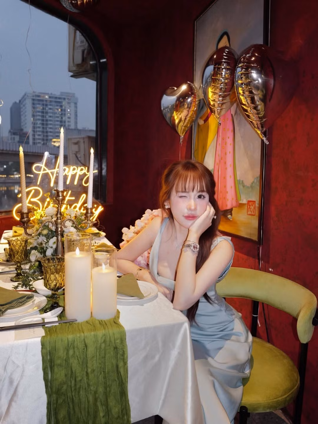 Không chỉ gây ấn tượng bởi gương mặt xinh đẹp, Lê Tuyết Anh còn khiến người xem khó rời mắt bởi vóc dáng thon gọn, săn chắc. Chiếc váy lụa thiết kế hai dây, phần lưng khoét sâu tinh tế giúp tôn lên bờ vai mảnh mai và đường cong quyến rũ, nhưng vẫn giữ được sự chừng mực, sang trọng.