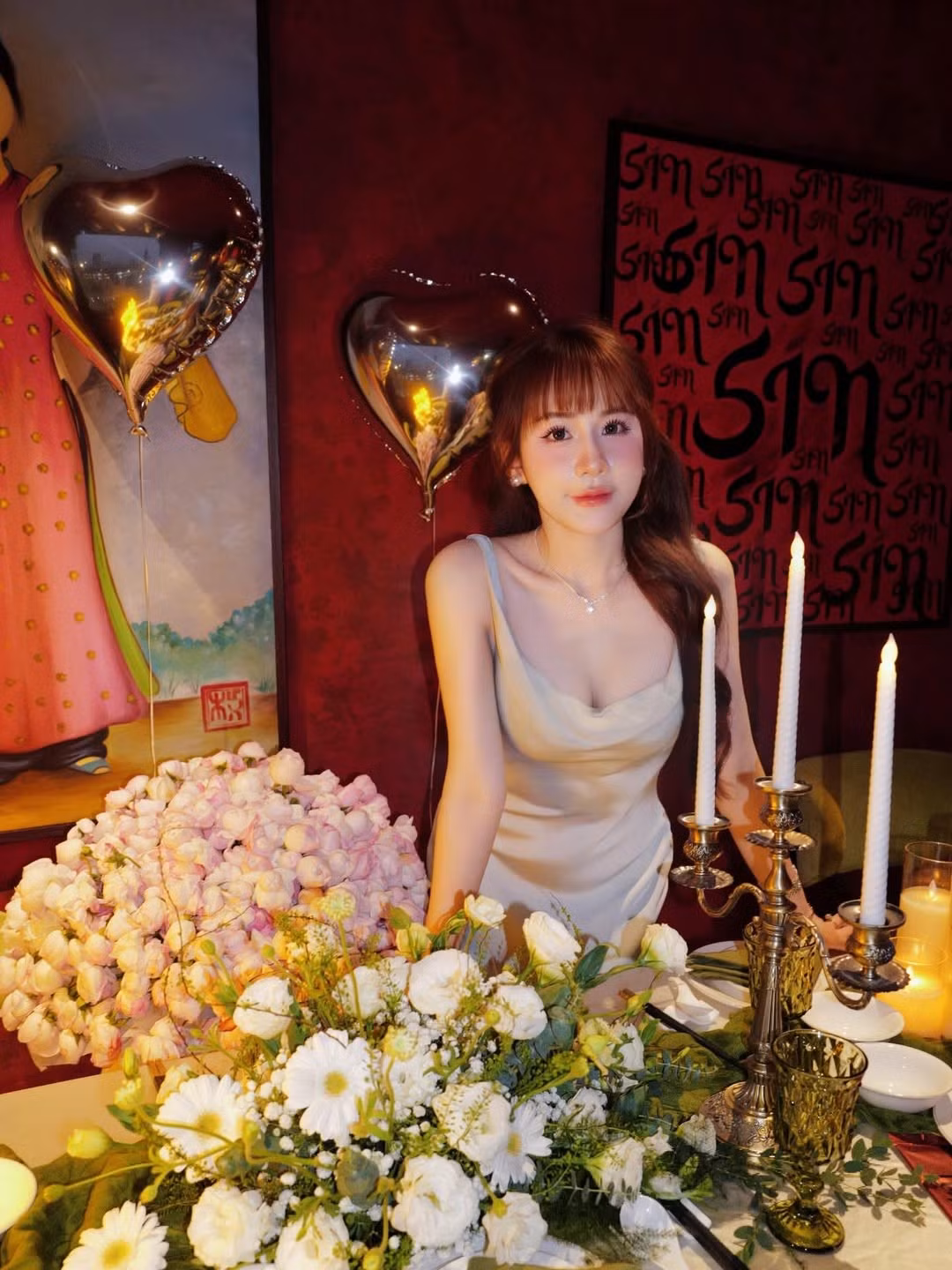 Xuất hiện trong loạt ảnh mới, Lê Tuyết Anh nhanh chóng trở thành tâm điểm chú ý khi khoác lên mình chiếc váy lụa tông sáng, ôm sát vóc dáng, tôn trọn đường cong thanh mảnh cùng phần lưng trần gợi cảm.