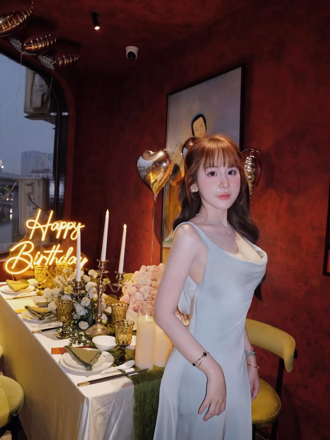 Trong khung cảnh bữa tiệc ấm áp, ánh nến vàng và hoa tươi giúp vẻ đẹp của Tuyết Anh thêm phần nổi bật.