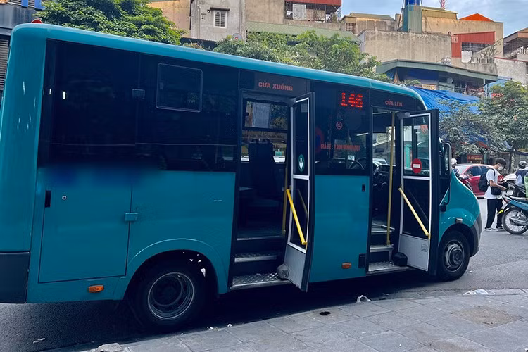 Bên cạnh đó, chúng tôi cũng có chính sách hỗ trợ cho doanh nghiệp như doanh nghiệp sản xuất, lắp ráp phương tiện xanh. Với doanh nghiệp kinh doanh vận tải, phương tiện công cộng thì sẽ có cơ chế hỗ trợ về lãi suất vay để doanh nghiệp được vay vốn ưu đãi, hoặc chính sách liên quan đầu tư kết cấu hạ tầng giao thông xanh, nhằm giải quyết vấn đề lo ngại về trạm sạc. Cái này chúng tôi đặt lên hàng đầu vì muốn phát triển giao thông xanh thì đáp ứng về hạ tầng rất quan trọng", ông Long thông tin. Tuy nhiên, thách thức đặt ra lớn: làm sao để hỗ trợ người dân, đặc biệt nhóm thu nhập thấp, không bị ảnh hưởng quá mức khi buộc phải chuyển đổi phương tiện? Việc tổ chức mạng lưới buýt mini đủ hiệu quả, tiết kiệm, phù hợp thói quen di chuyển, hay xây dựng đủ hạ tầng sạc… là những bước đi cần sát sao.