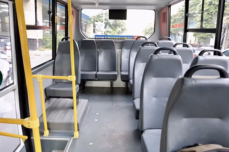 Điểm đáng chú ý là Hà Nội đang nghiên cứu thử nghiệm loại hình xe buýt mini (8–12 chỗ) trong khu vực Vành đai 1 để gia tăng mật độ điểm dừng, tạo thuận lợi cho người dân tiếp cận. Theo ông Phan Trường Thành, Trưởng phòng Tài chính – Đầu tư, Sở Xây dựng, mục tiêu là tạo dịch vụ vận tải công cộng phù hợp, giúp người dân dễ dàng chuyển từ phương tiện cá nhân sang phương tiện công cộng. Loại xe nhỏ này có ưu điểm về tần suất cao, linh hoạt hoạt động trên các tuyến nhỏ, dễ tiếp cận các hẻm, ngõ sâu. Đây là lộ trình chuyển giao hợp lý trước khi dừng hoạt động xe máy xăng.