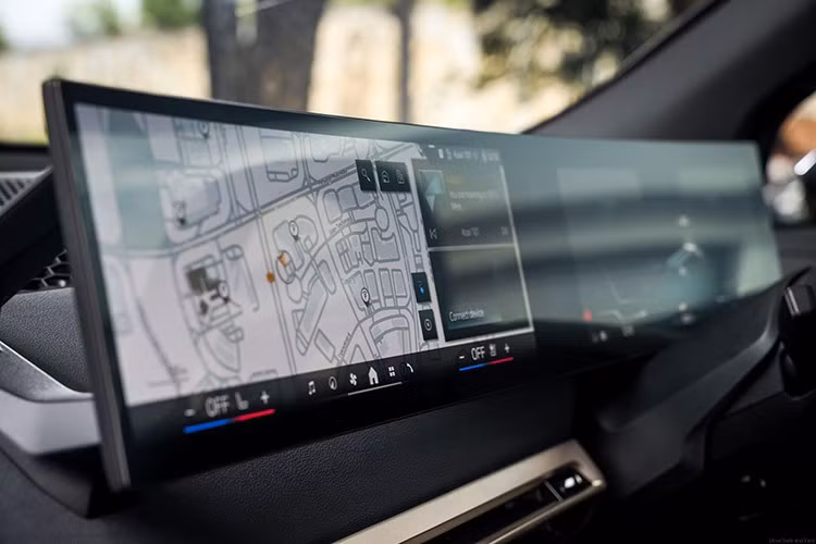 Phiên bản xDrive45 sử dụng nội thất Atelier với 3 tùy chọn màu sắc, trong khi xDrive60 có gói nội thất Suite cao cấp hoặc gói M Sport với ghế M, vô-lăng tròn bọc da và ốp trang trí Dark Silver.