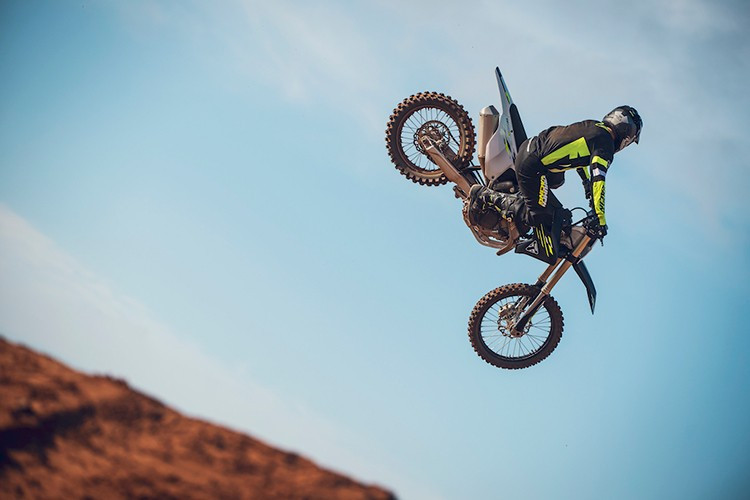 Hoàn thiện những thay đổi là những sửa đổi nhỏ bao gồm cửa sổ thăm dầu được định hình lại để cải thiện tầm nhìn, bố cục khay đựng ắc quy mới được thiết kế để đơn giản hóa việc bảo trì và tem đấu mới.