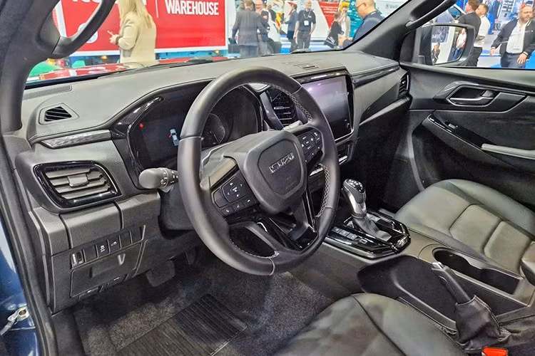 Isuzu D-Max EV được trang bị mô-tơ điện kép cho tổng công suất 188 mã lực và mô-men xoắn 325 Nm. Sức mạnh này cao hơn 27 mã lực so với bản diesel, tuy nhiên mô-men xoắn thấp hơn 35 Nm.