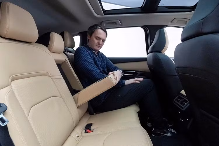 So với thế hệ cũ, xe dài hơn 115 mm, rộng hơn 15 mm và cao hơn 15 mm trong khi chiều dài cơ sở tăng 76 mm. Cụ thể, Mazda CX-5 2026 có kích thước dài x rộng x cao lần lượt 4.690 x 1.860 x 1.695 mm và chiều dài cơ sở 2.760 mm.