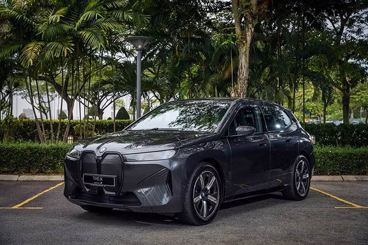 Theo đó, BMW iX 2025 sẽ được bán ra với hai phiên bản là xDrive45 Sport và xDrive60 M Sport Pro. Phiên bản tiêu chuẩn xDrive45 Sport sẽ thay thế cho xDrive40 trước đây, có giá khởi điểm 425.800 RM (khoảng 2,2 tỷ đồng) với gói bảo hành 2 năm hoặc 460.700 RM nếu đi kèm bảo hành 5 năm và gói dịch vụ 6 năm.