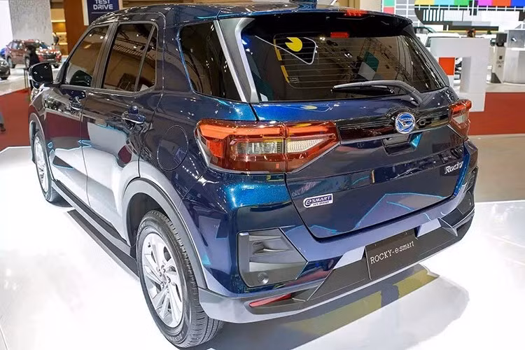 Người này cho biết, mẫu xe điện hóa kể trên chính là Daihatsu Rocky Hybrid 2025 mới hiện đang được bán tại thị trường Nhật Bản. Trên thực tế, mẫu xe này từng được trưng bày tại triển lãm GIIAS vào năm 2022 và 2024.