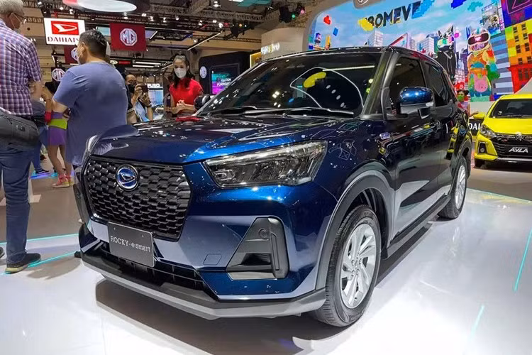 Trừ động cơ, Daihatsu Rocky Hybrid gần như không thay đổi so với phiên bản máy xăng thông thường. Từ đèn pha, đèn hậu, lưới tản nhiệt đến các chi tiết trang trí vẫn được giữ nguyên. Sự khác biệt duy nhất là logo “e-Smart Hybrid” ở cửa cốp sau và logo Daihatsu có viền xanh để nhận diện bản hybrid.