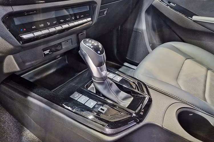 Mô tơ điện kết hợp với hệ dẫn động bốn bánh toàn thời gian, cho phép tăng tốc từ 0–100 km/h trong 10,1 giây và đạt tốc độ tối đa 129 km/h. Nguồn năng lượng đến từ pin lithium-ion dung lượng 66,9 kWh, cung cấp phạm vi hoạt động 263 km theo chuẩn WLTP.