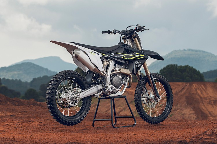 Hệ thống nạp/xả được cải tiến kết hợp với map ECU được cập nhật. Triumph khẳng định rằng hệ thống này cung cấp khả năng điều chỉnh bướm ga nhạy hơn và cải thiện mô-men xoắn trên toàn dải vòng tua máy.