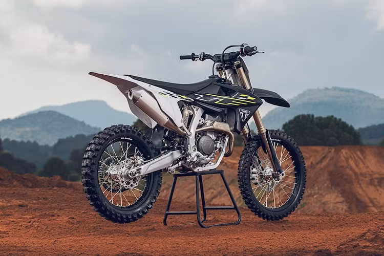 Hệ thống nạp/xả được cải tiến kết hợp với map ECU được cập nhật. Triumph khẳng định rằng hệ thống này cung cấp khả năng điều chỉnh bướm ga nhạy hơn và cải thiện mô-men xoắn trên toàn dải vòng tua máy.