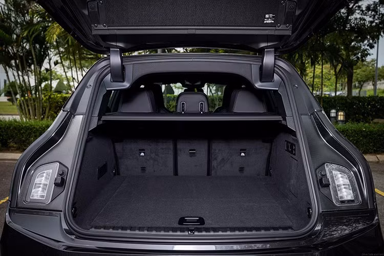 BMW iX xDrive60 M Sport Pro sở hữu công suất tối đa 516 mã lực với thời gian tăng tốc từ 0-96 km/h là 4,4 giây.