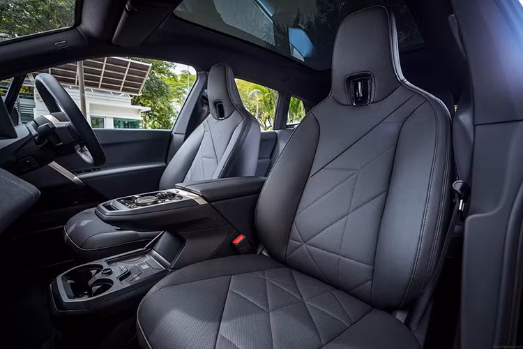 Cung cấp sức mạnh cho BMW iX xDrive45 Sport là 2 mô-tơ điện dẫn động 4 bánh với công suất tối đa 402 mã lực, mô-men xoắn 700 Nm và thời gian tăng tốc từ 0-96 km/h trong thời gian chỉ 4,9 giây.