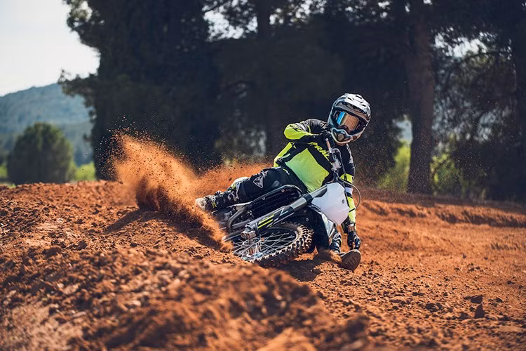 Hệ thống treo cũng đã được sửa đổi, với cặp phuộc KYB tiêu chuẩn ở phía trước và phía sau được thay đổi cài đặt giảm chấn nhằm cải thiện khả năng kiểm soát hành trình giữa và cân bằng chassis.