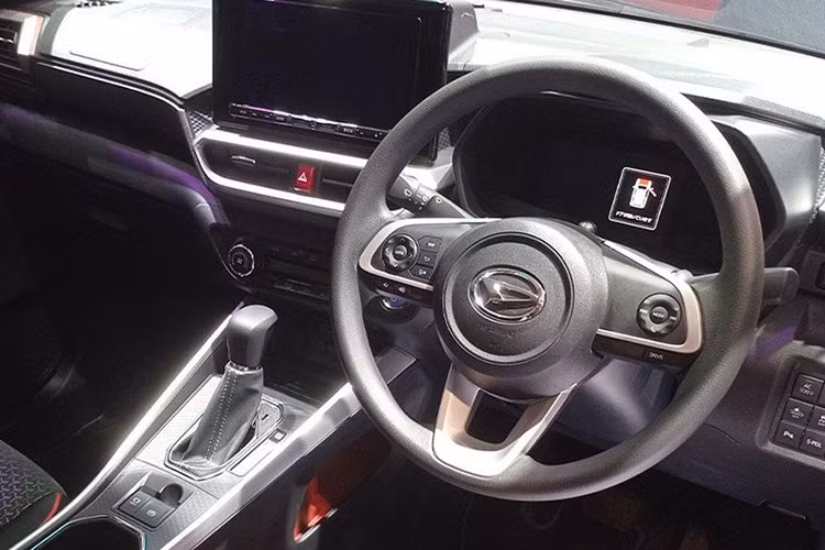 Daihatsu Rocky Hybrid được trang bị động cơ xăng mã WA-VEX với 3 xi-lanh thẳng hàng, dung tích 1.2L, sản sinh công suất tối đa 80 mã lực và mô-men xoắn cực đại 105 Nm.