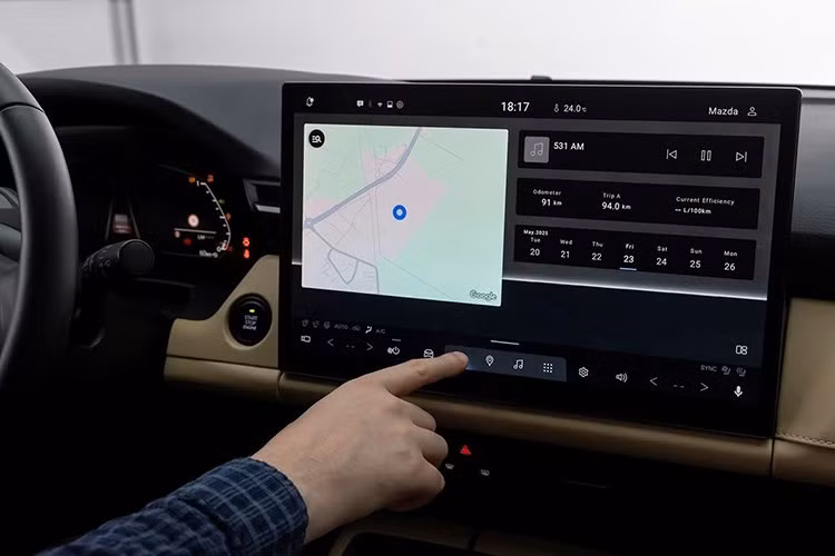 Trong khi đó, thiết kế của mẫu SUV cỡ C này vẫn tạo cảm giác khá quen thuộc vì không thay đổi quá nhiều so với thế hệ cũ. Xe vẫn được áp dụng thiết kế Kodo đặc trưng của Mazda với lưới tản nhiệt cỡ lớn dạng 7 điểm, nối với cụm đèn pha thanh mảnh tạo thành hình đôi cánh, cản trước thể thao hơn, đèn hậu hình chữ L, mâm hợp kim 19 inch và 2 ống xả tròn phía sau.